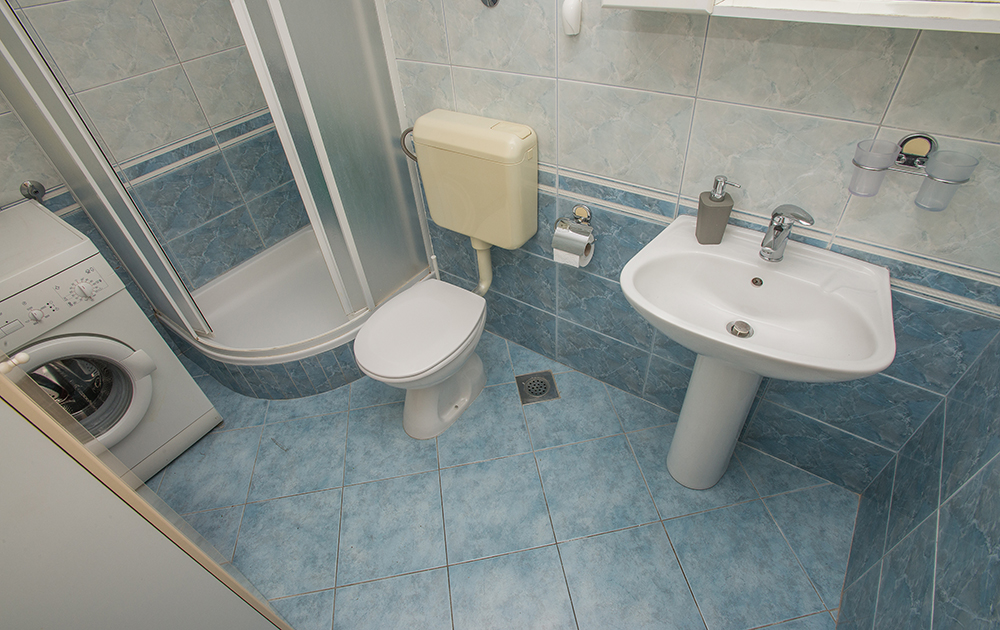 Sjeverna kupaonica s tušem A4+2