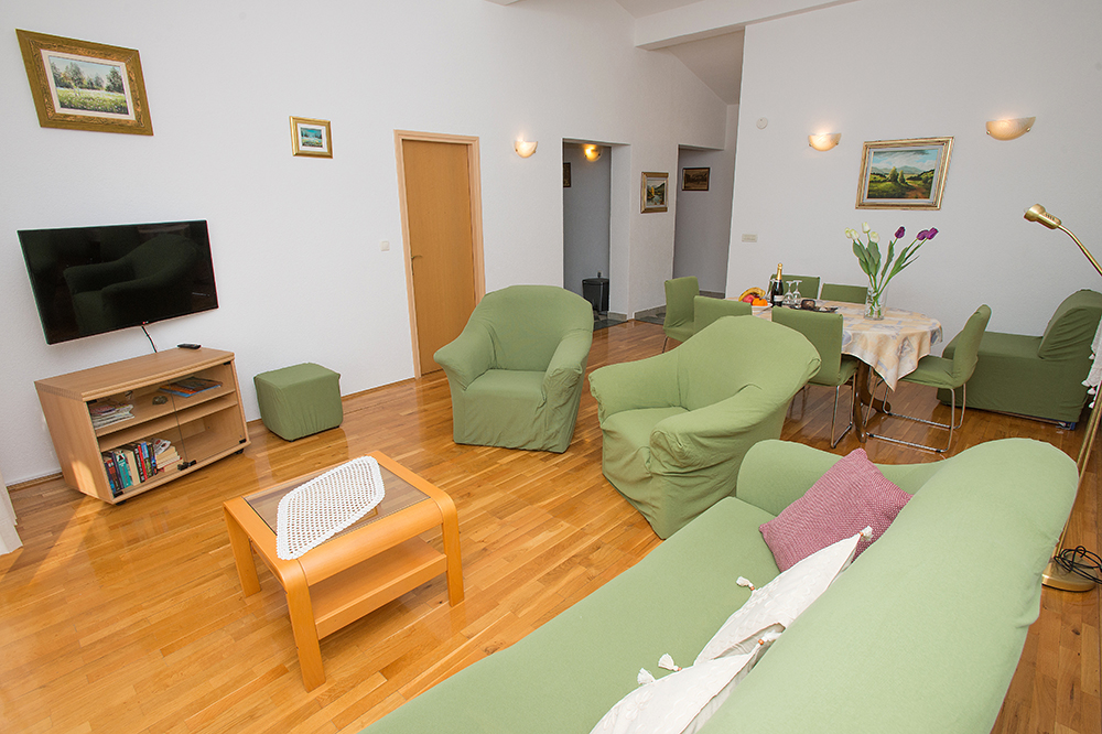 Dnevni boravak s TV-om A4+2
